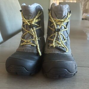 North face boys Alpenglow snow boats in Grey size 13.